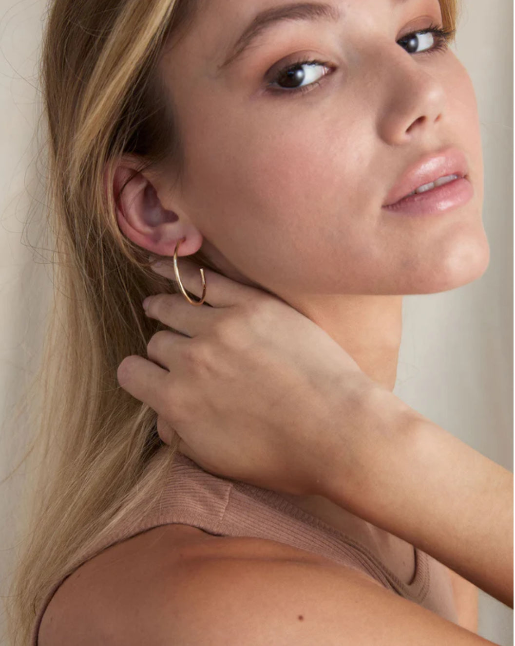 Bryan Anthonys Simplicity Midi Hoop Earrings 14K Gold